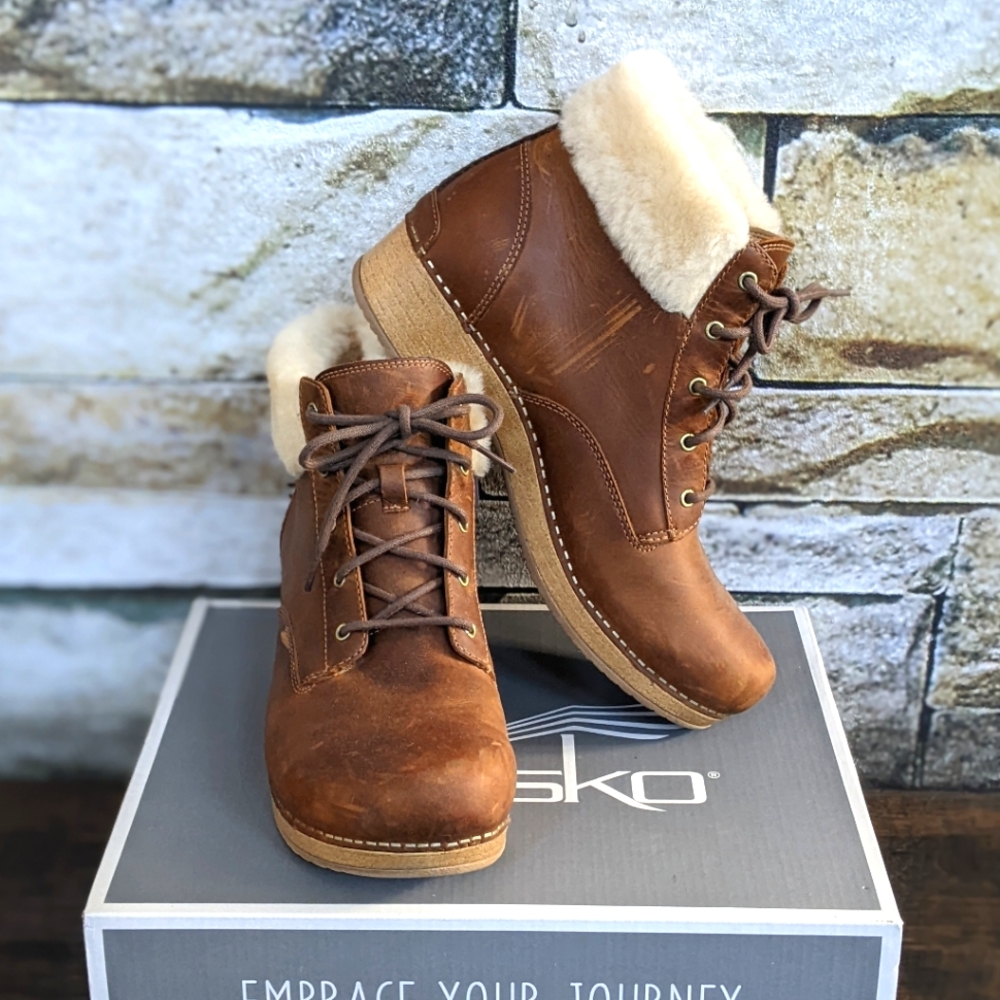 ⚡SOLD⚡Dansko Bailee Oiled Pull Up Brown Leather Lace Up Clog Boot w Shearling